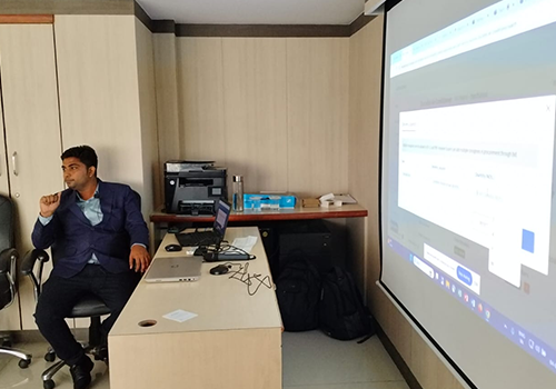 GeM Helpdesk expert providing tender search assistance through a live portal training and support session